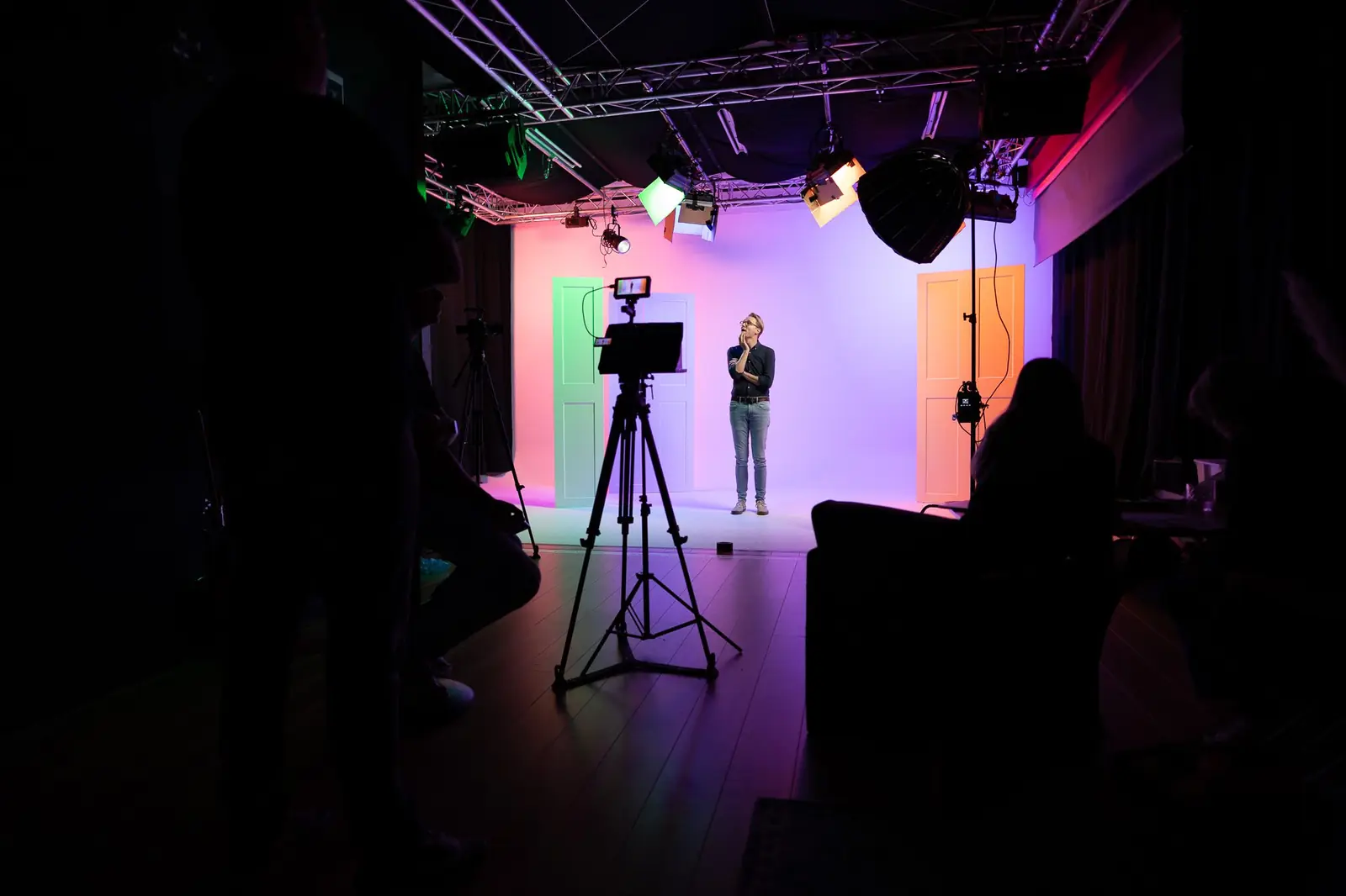 Regieplek met camera achter in de studio