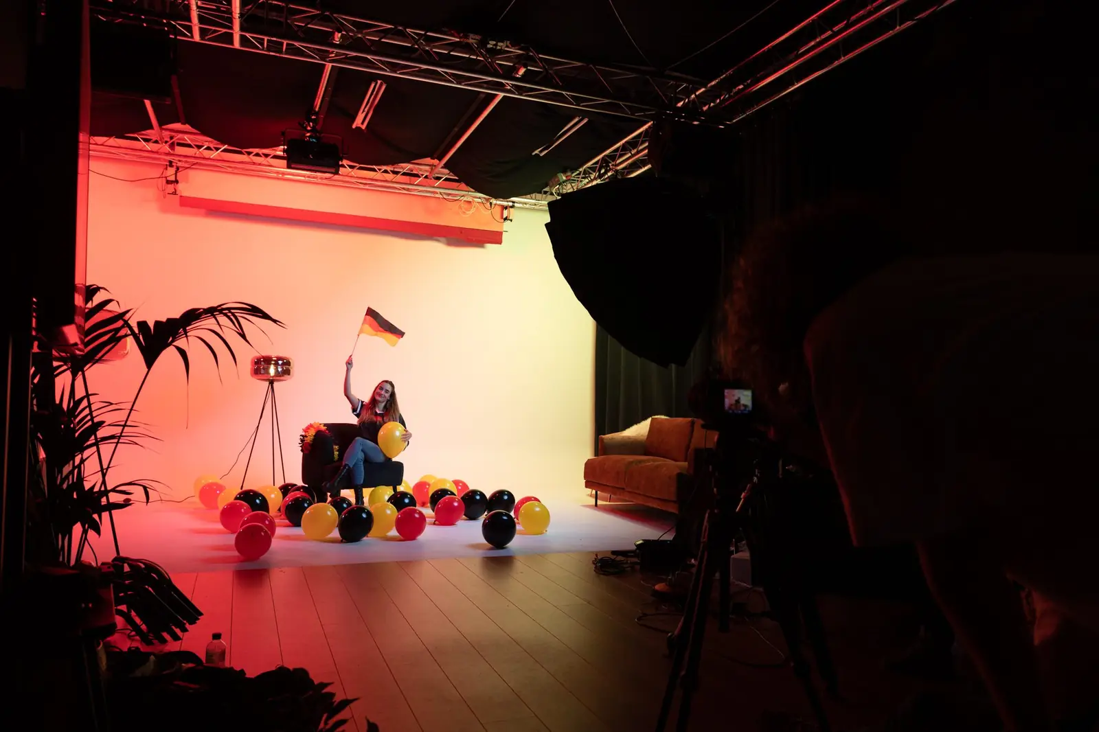 Fotoshoot met ballonnen op de limbo, in warm oranje licht