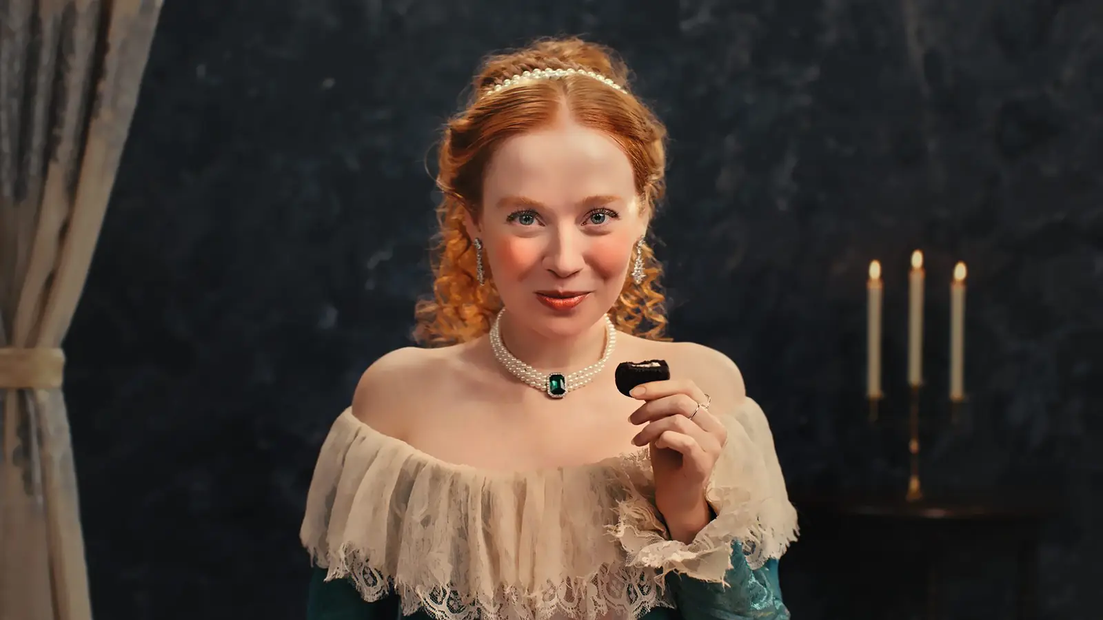 Still: vrouw in historisch kostuum bij kaarslicht