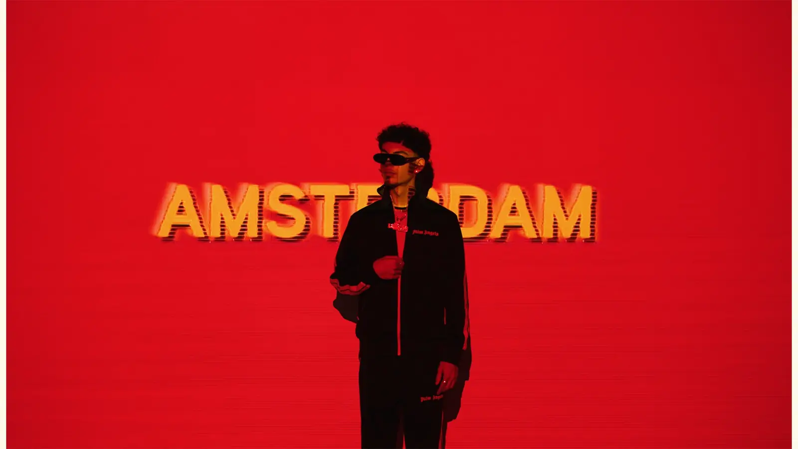Still: rapper voor rode Amsterdam-letters
